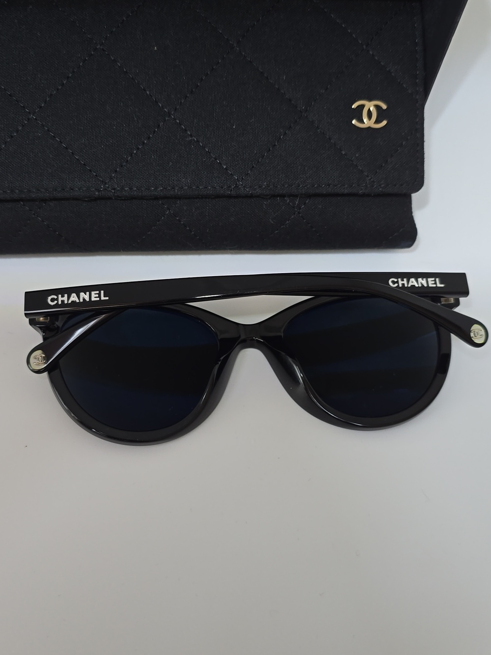 CHANEL Black Quilted Sunglasses With Case with Gold CC Emblem - Picture 3 of 5